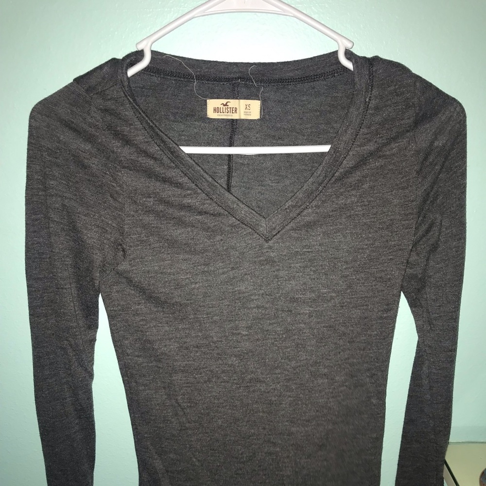 V-neck long sleeve shirt